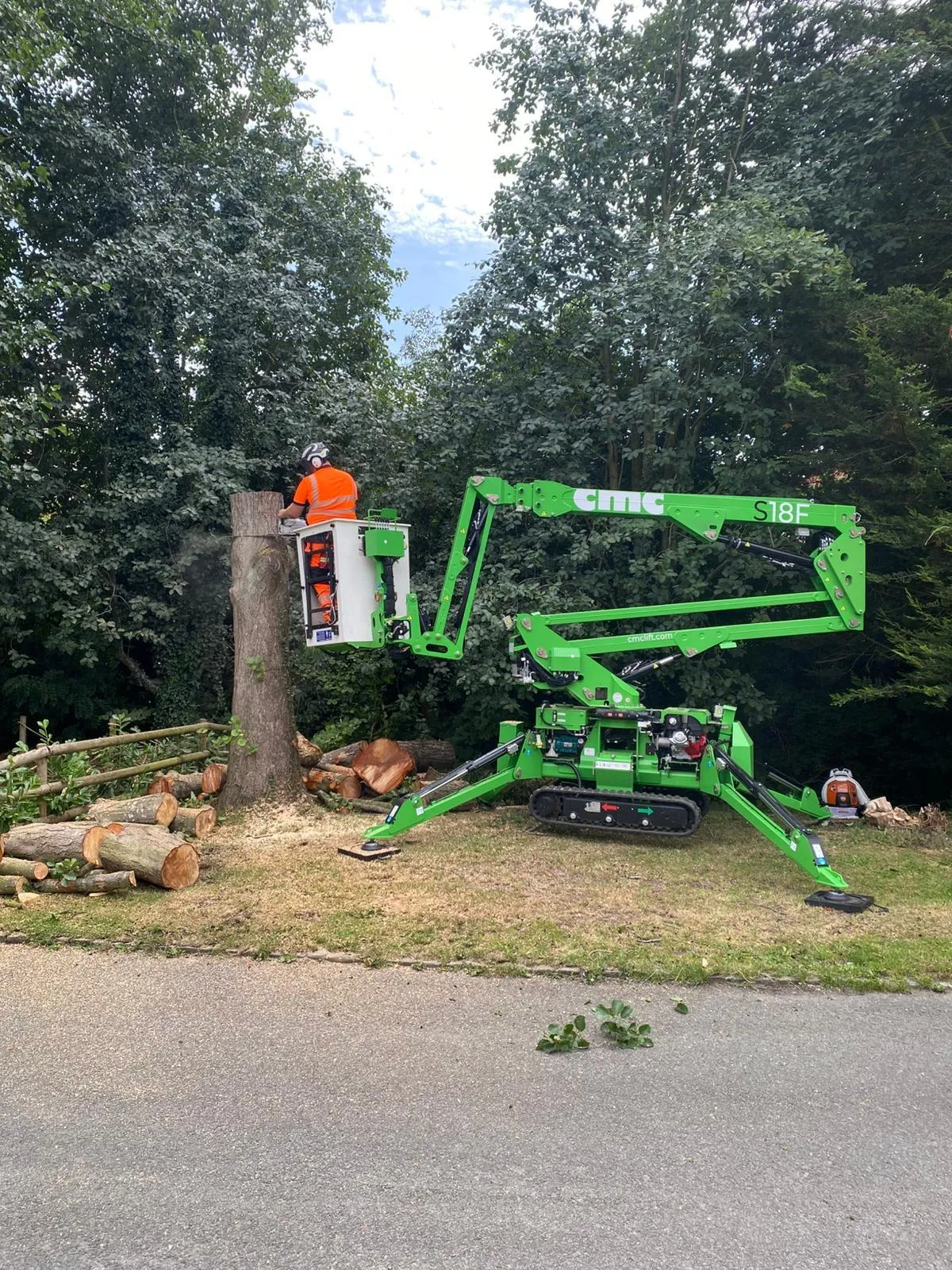 Climber sectionally dismantling an alder from the spider lift platform